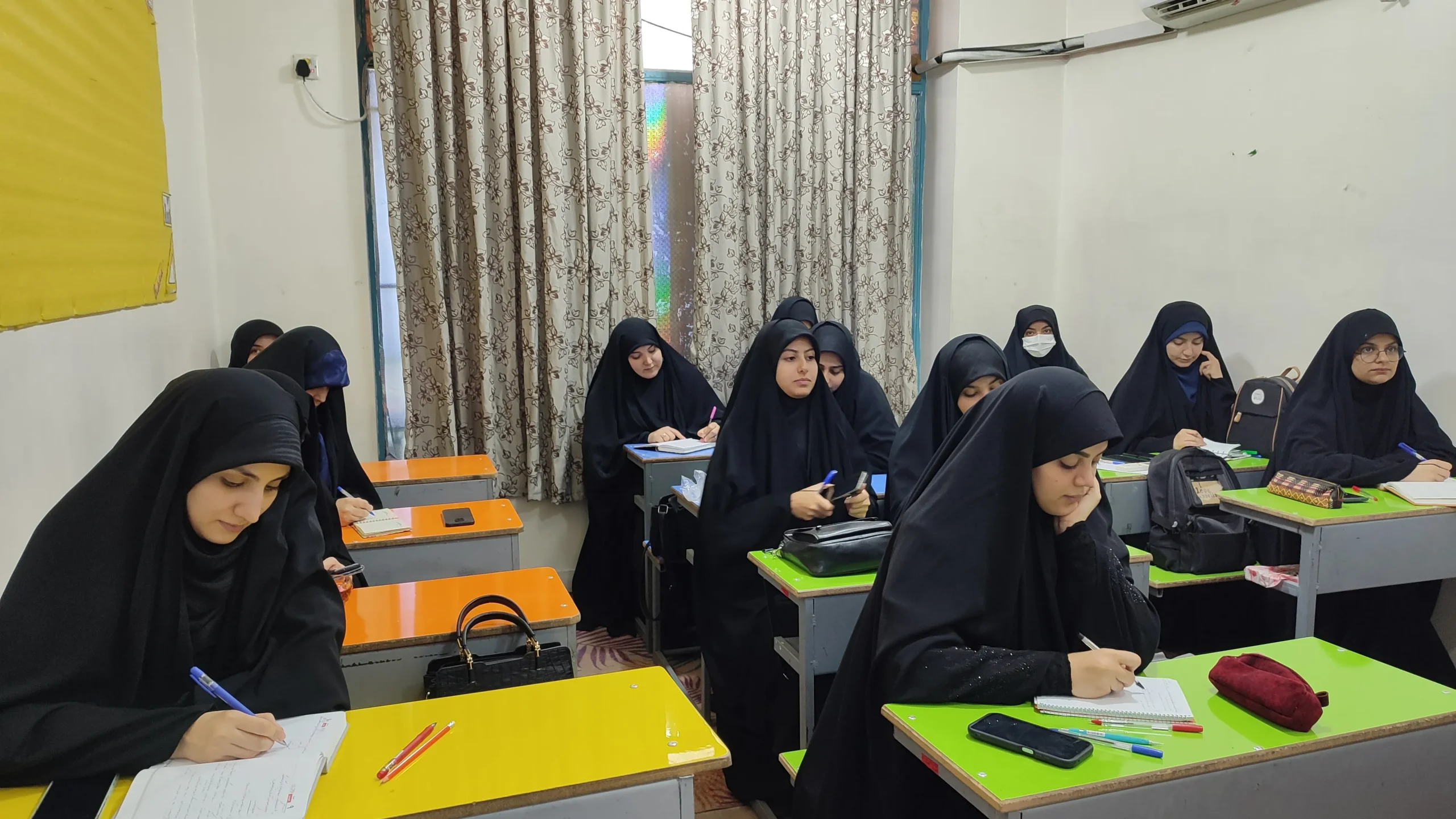 دوره های توانمندسازی معلمین و کادر دبستان